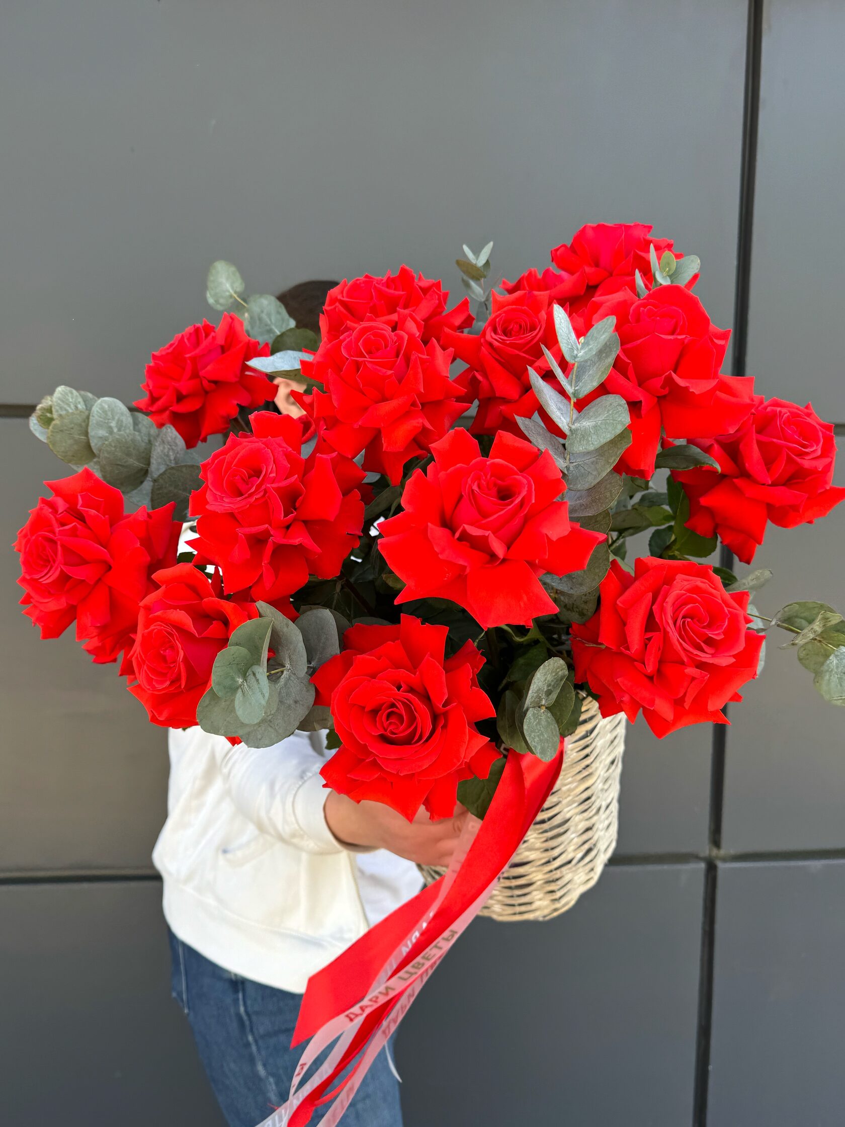 Корзинка с сочными красными французскими розами №6