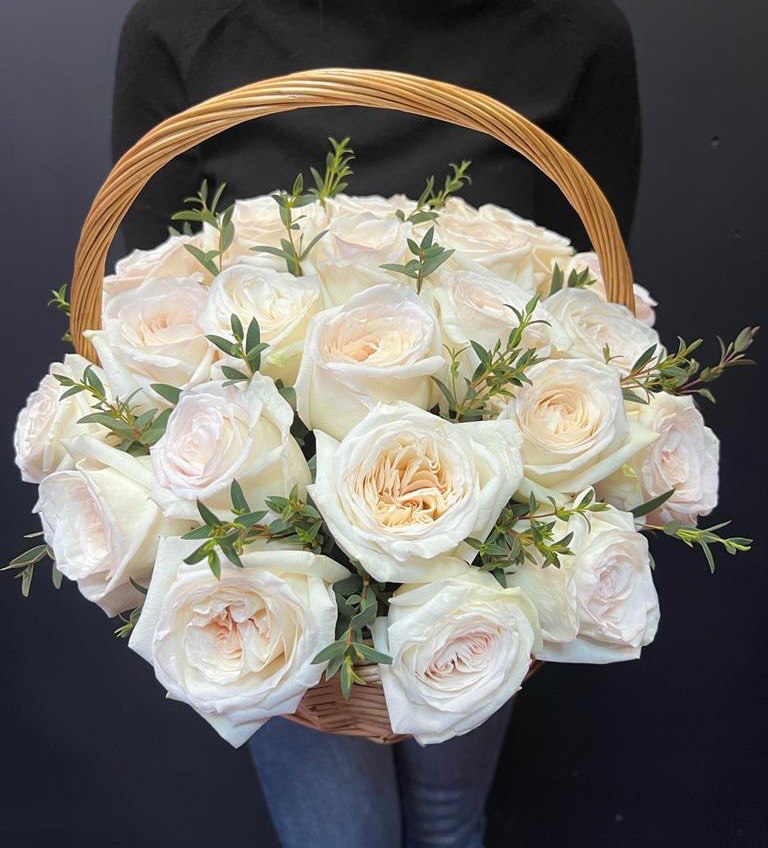 Корзинка сливочных пионовидных роз №25