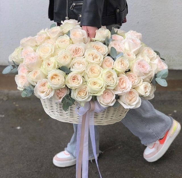 Корзинка со 101 белой розой №44