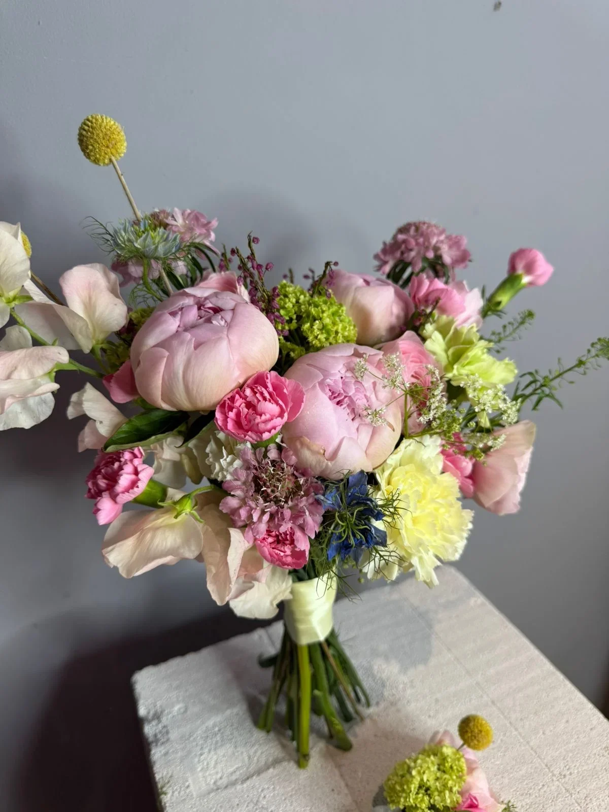 Свадебная пара с пионами №63