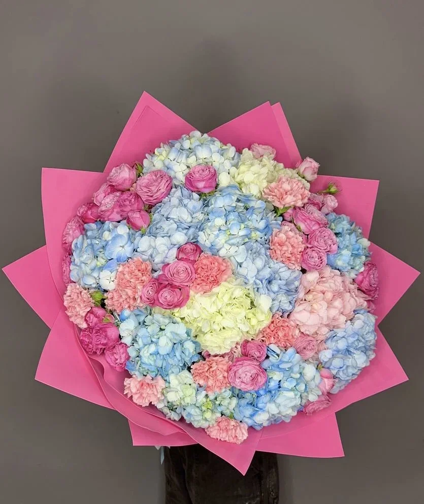 Букет с гортензией и кустовыми розами premium