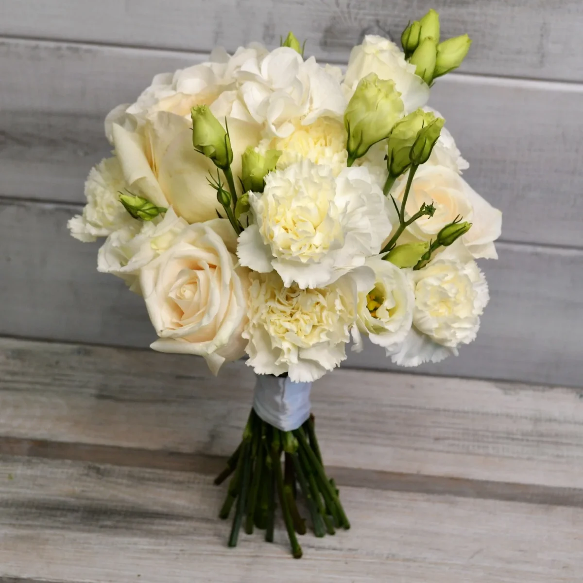 Свадебный букет невесты с розами, эустомой и диантусами №59