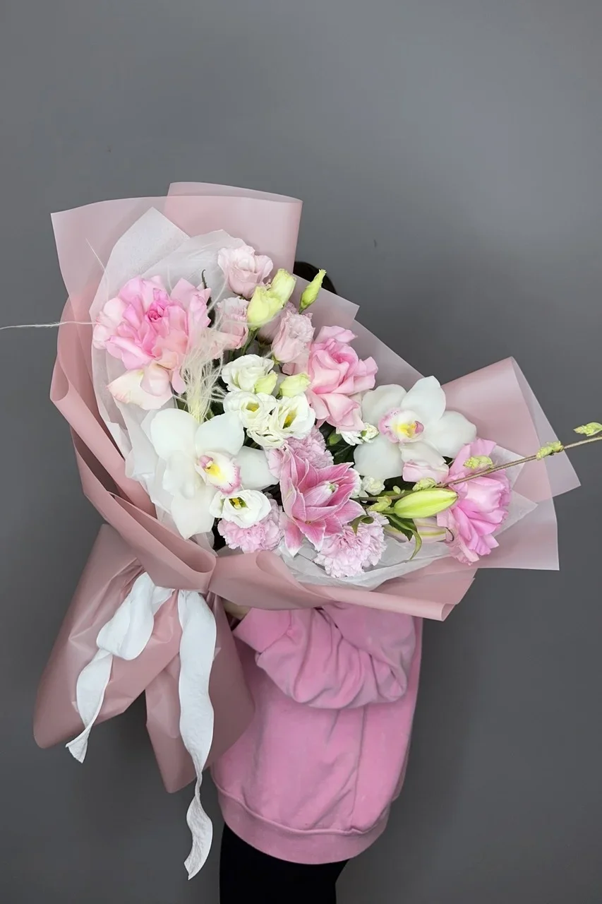 Авторский букет с французскими розами, орхидеей и лилией