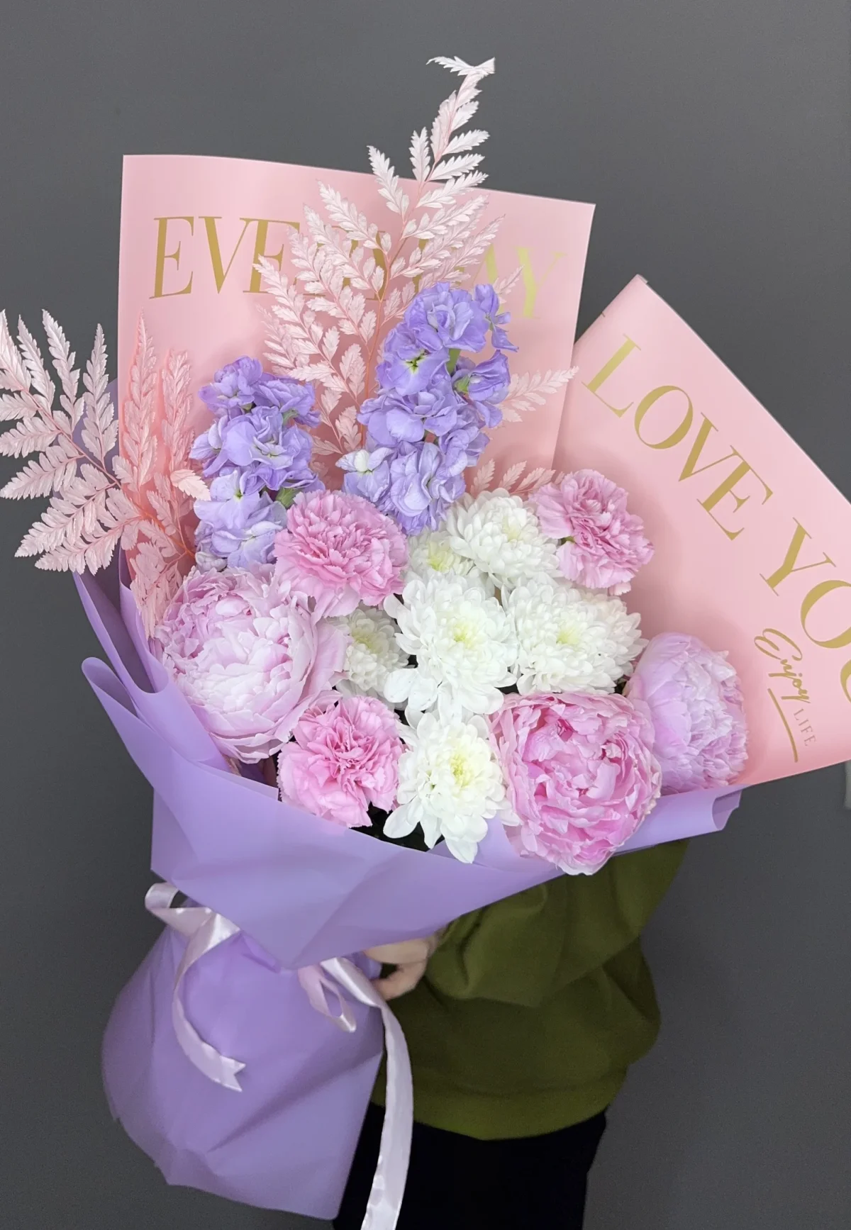 Авторский букет с пионами и маттиолой