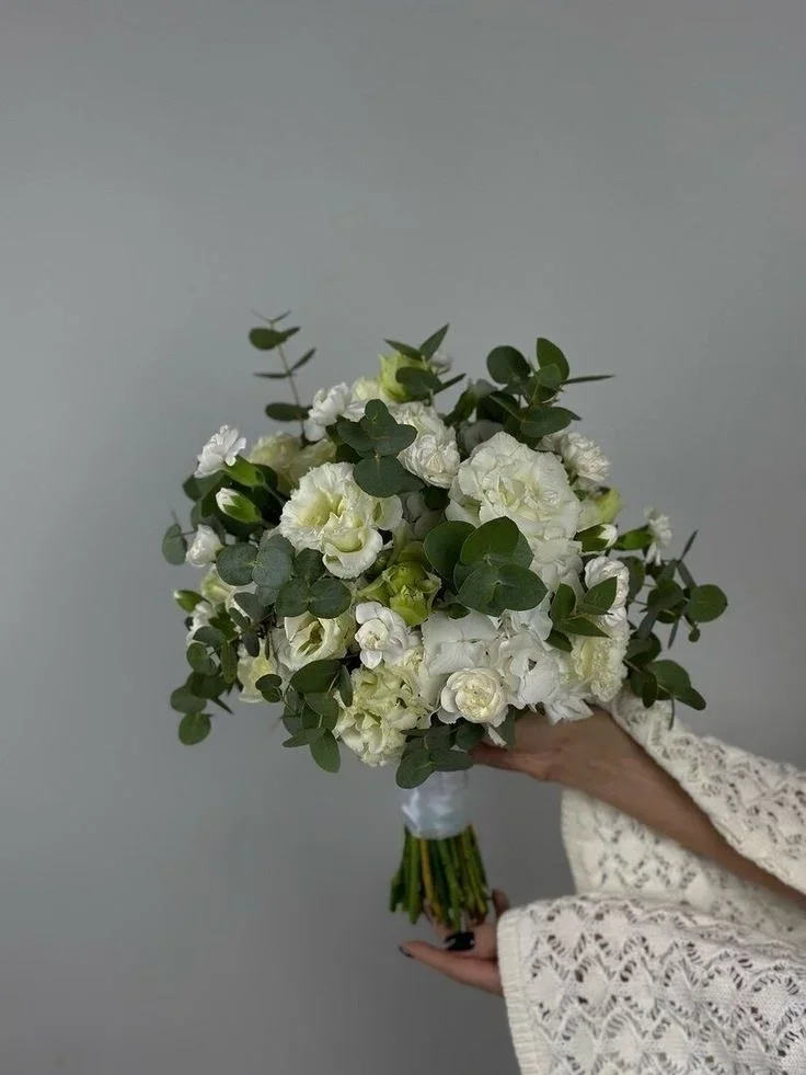 Свадебный букет невесты с белой эустомой, розами и эвкалиптом №61