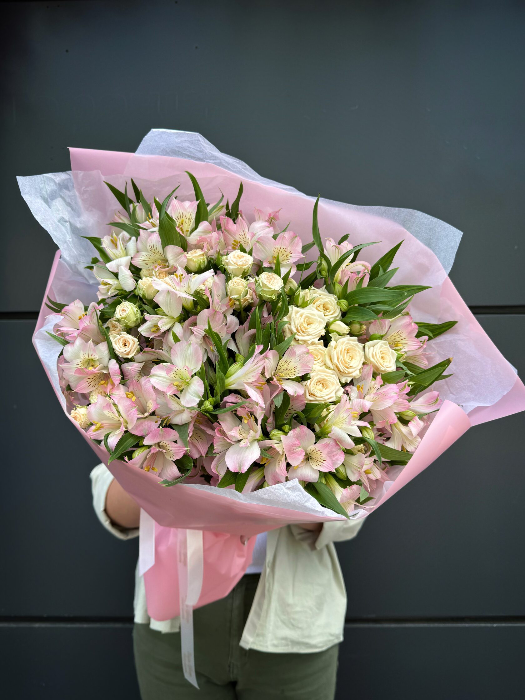 Монобукет из альстромерии и кустовых роз №287