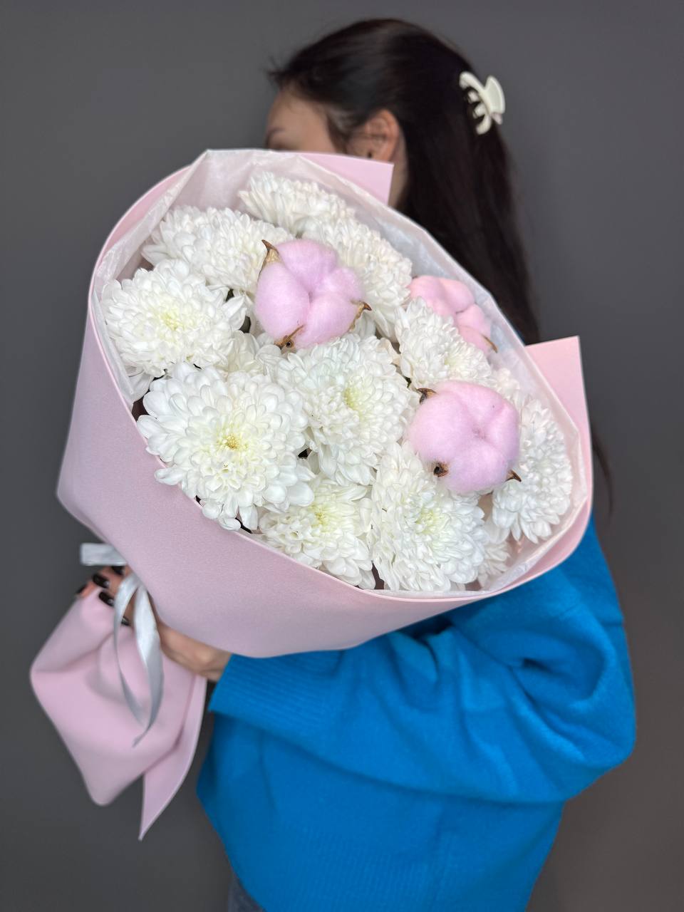 Розовый букет из хризантем с хлопком №300