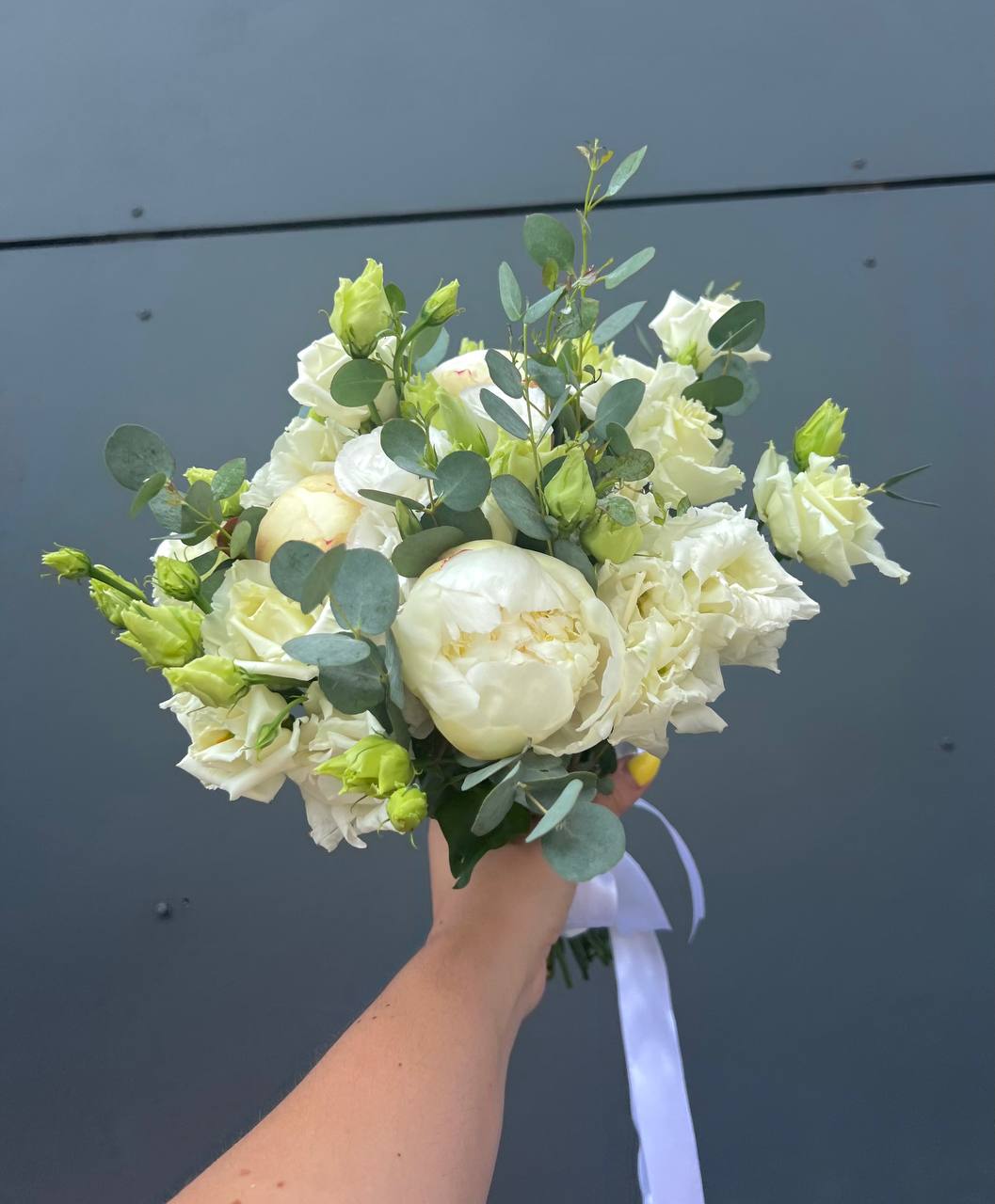 Свадебная пара букет невесты и бутоньерка жениха с пионами, розами, эустомой и веточками эвкалипта №19