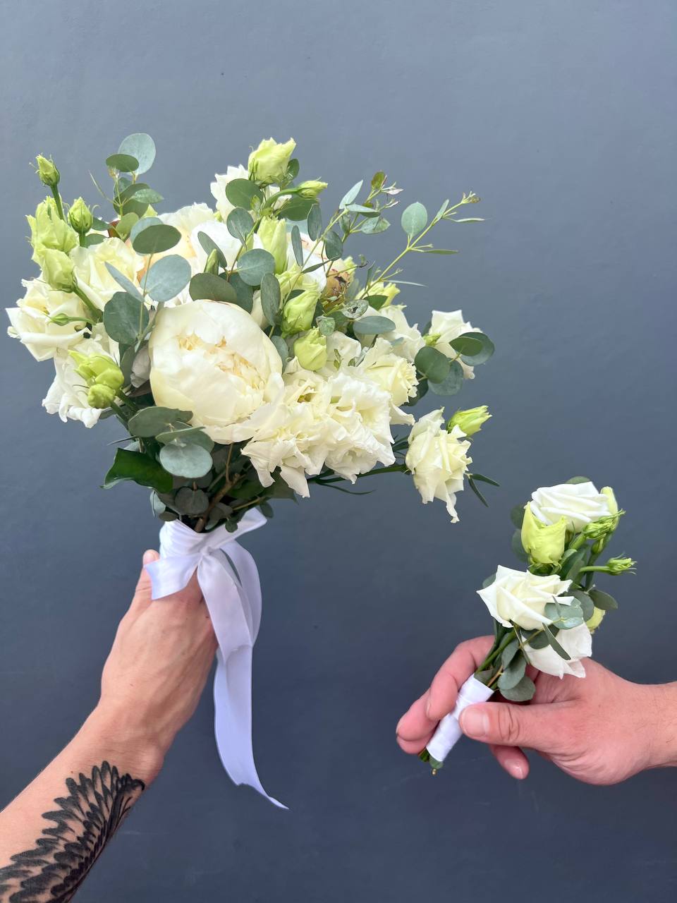 Свадебная пара букет невесты и бутоньерка жениха с пионами, розами, эустомой и веточками эвкалипта №19