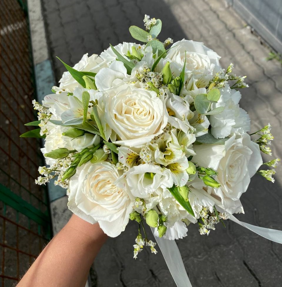 Свадебная пара букет невесты и бутоньерка жениха с розами, альстромерией, эустомой и веточками эвкалипта №14