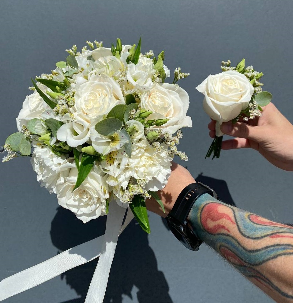 Свадебная пара букет невесты и бутоньерка жениха с розами, альстромерией, эустомой и веточками эвкалипта №14