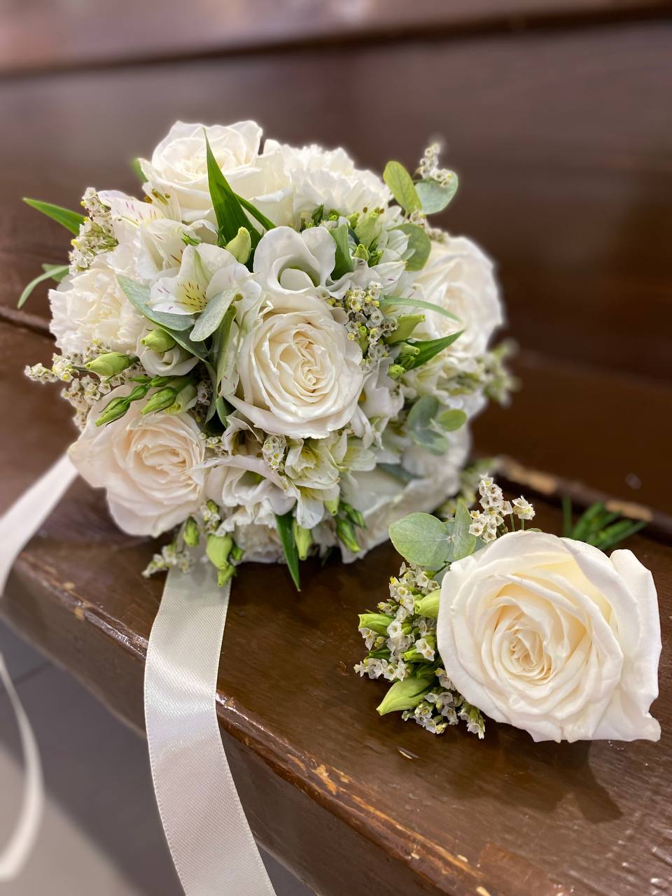 Свадебная пара букет невесты и бутоньерка жениха с розами, альстромерией, эустомой и веточками эвкалипта №14