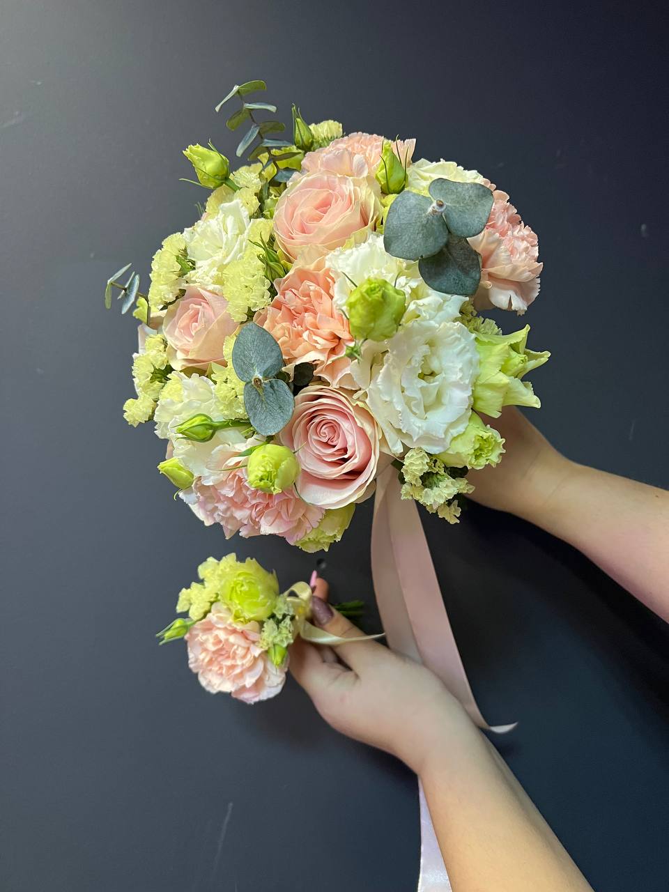 Свадебная пара букет невесты и бутоньерка жениха с розами, диантусами, эустомой и веточками эвкалипта №12