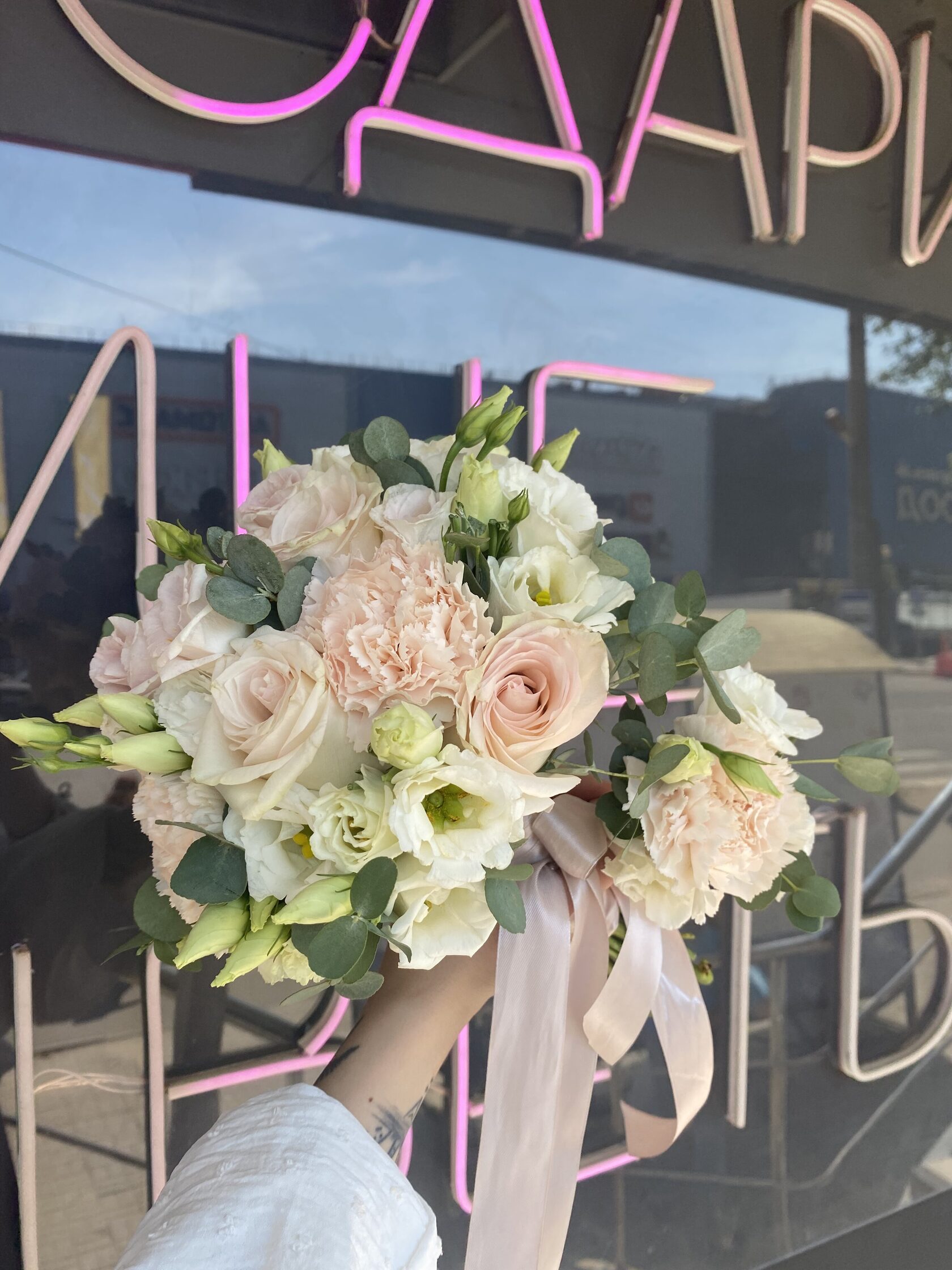 Свадебная пара букет невесты и бутоньерка жениха с розами, эустомой, диантусами и веточками эвкалипта №17