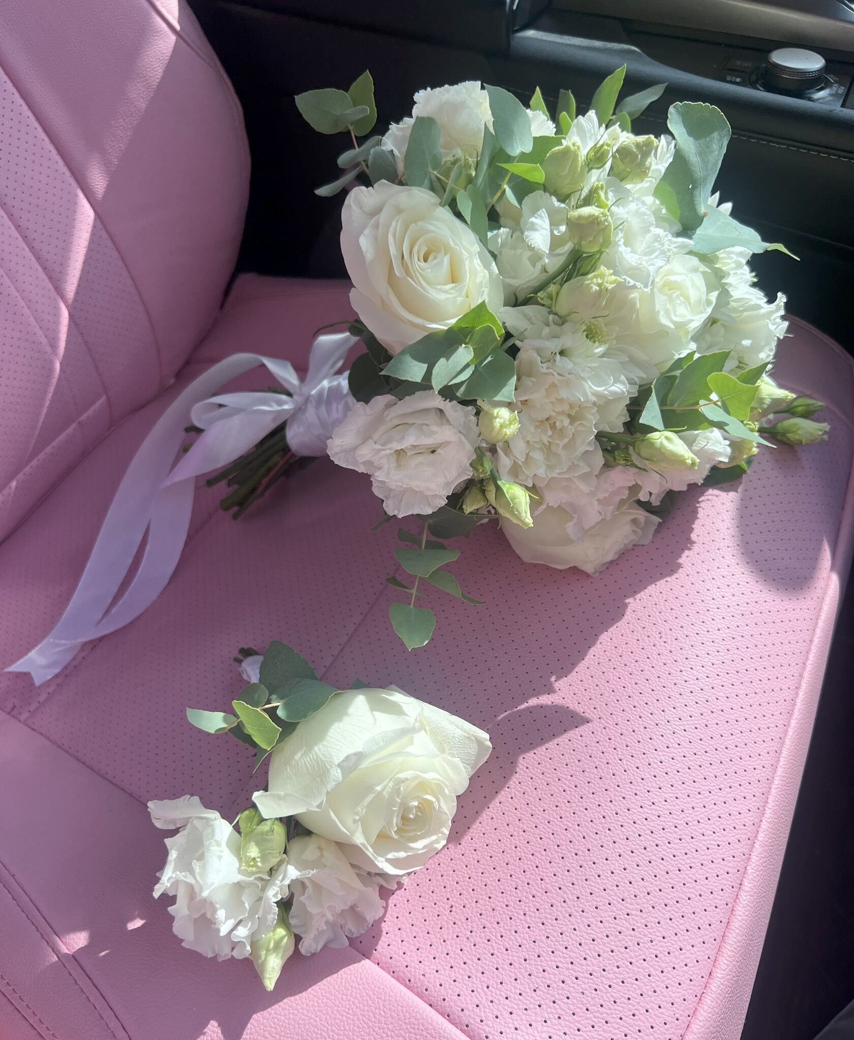 Свадебная пара букет невесты и бутоньерка жениха с розами, эустомой, диантусами и веточками эвкалипта №2