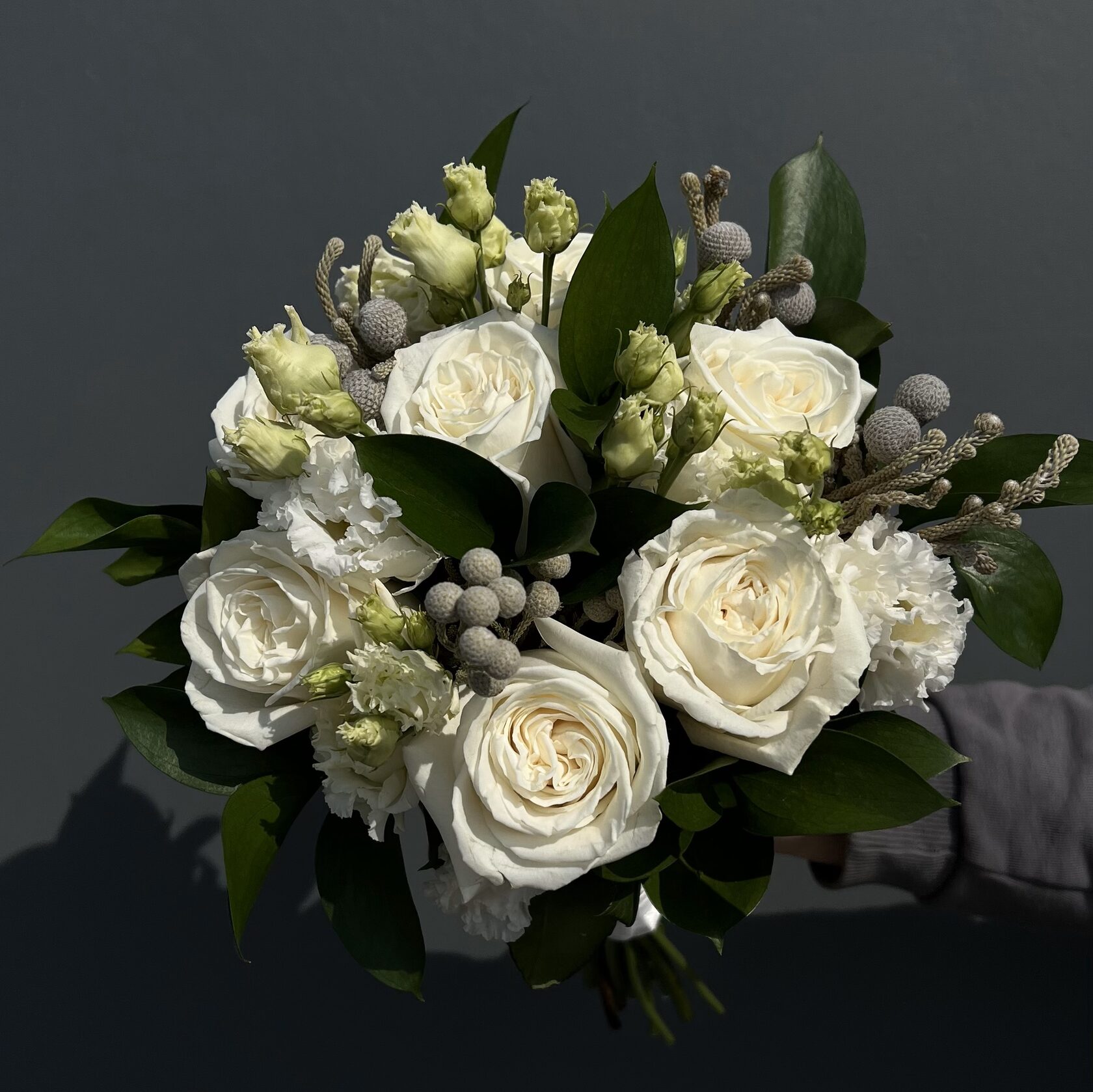 Свадебная пара букет невесты и бутоньерка жениха с розами, эустомой и сухоцветами №23