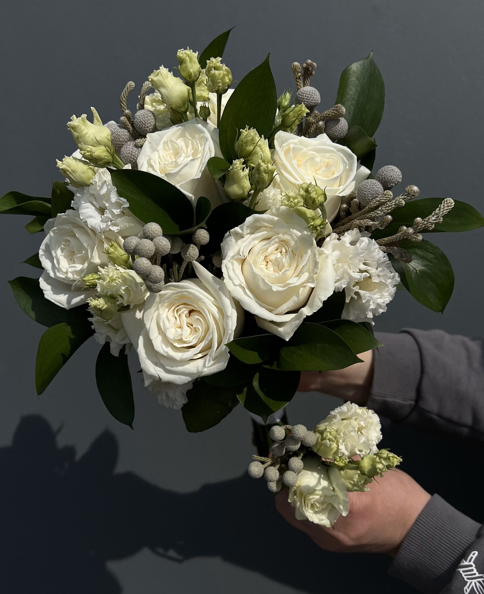 Свадебная пара букет невесты и бутоньерка жениха с розами, эустомой и сухоцветами №23