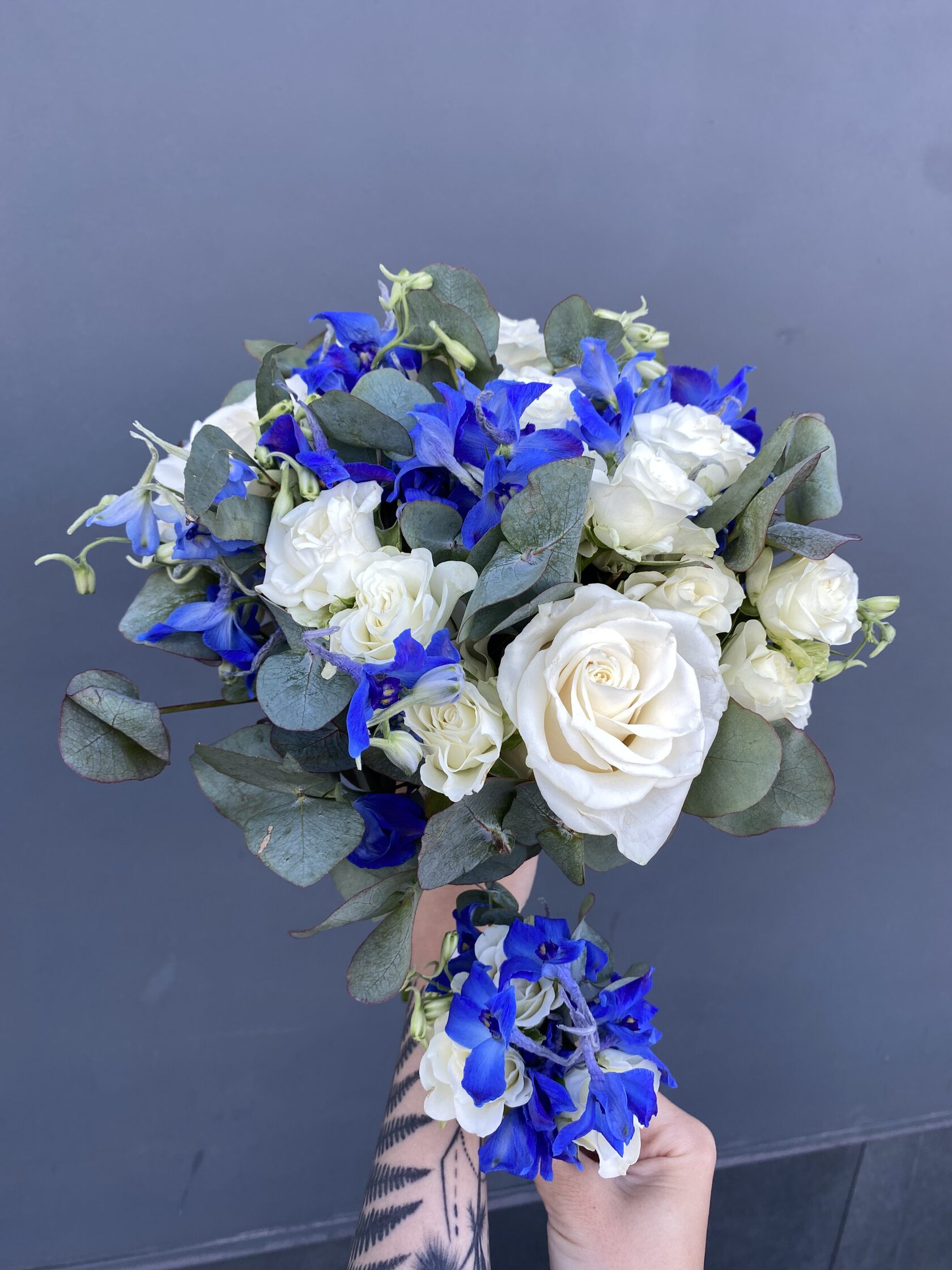 Свадебная пара букет невесты и бутоньерка жениха с розами и эвкалиптом №5