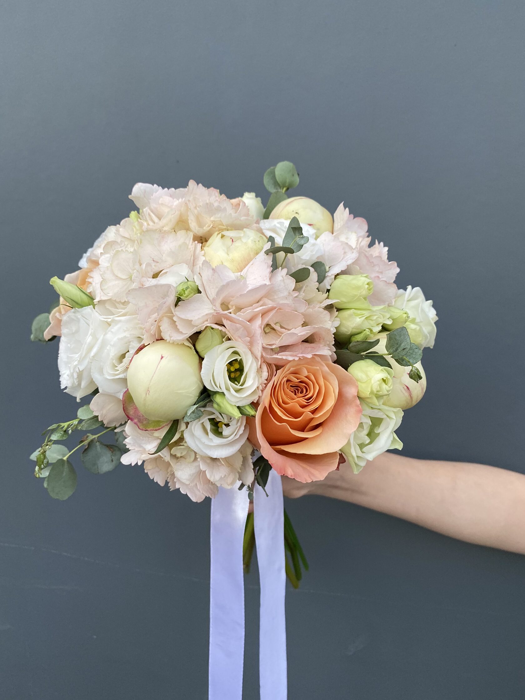 Свадебная пара букет невесты и бутоньерка жениха с закрытыми пионами, гортензией, розами, эустомой и веточками эвкалипта №18