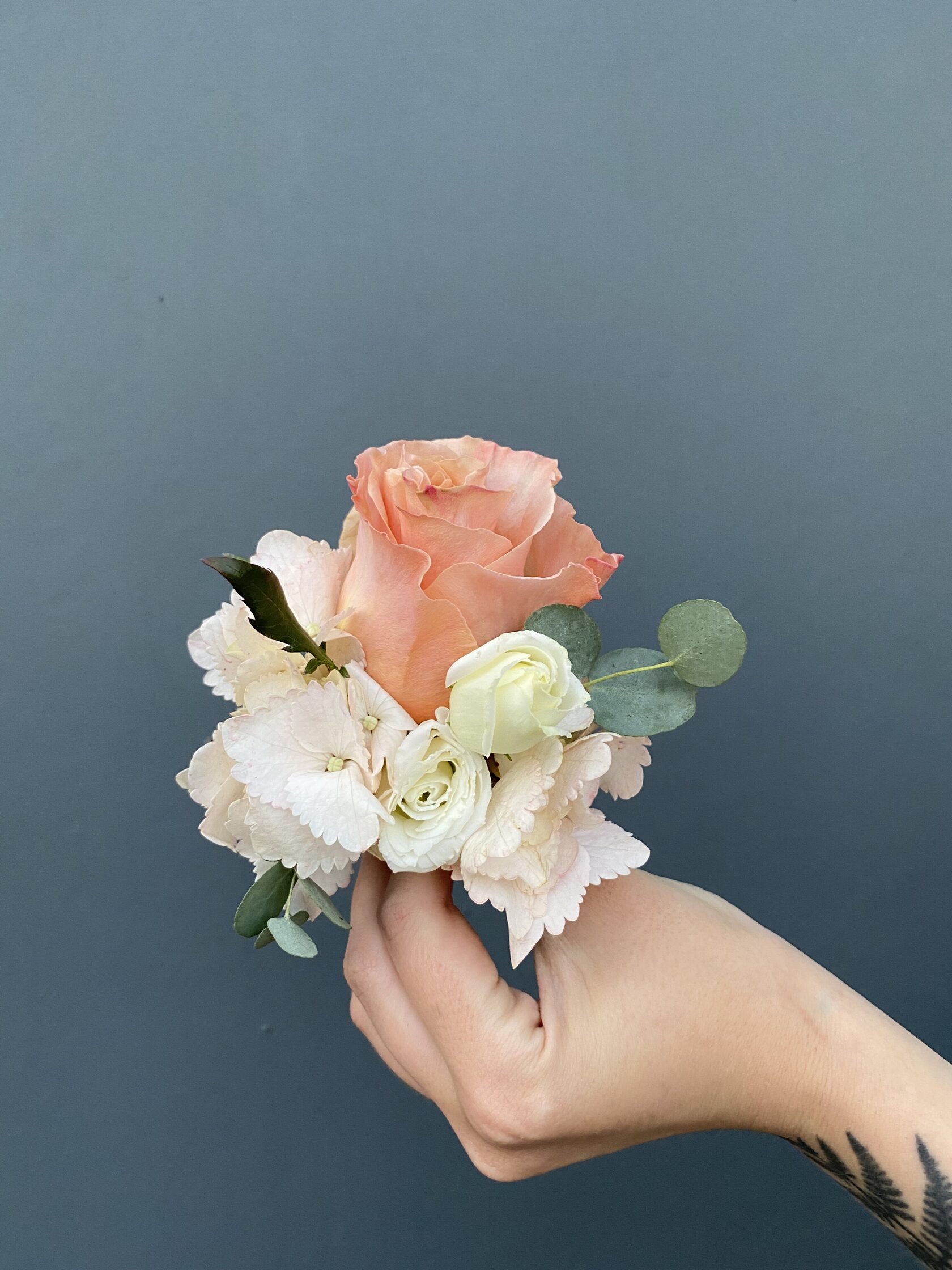 Свадебная пара букет невесты и бутоньерка жениха с закрытыми пионами, гортензией, розами, эустомой и веточками эвкалипта №18