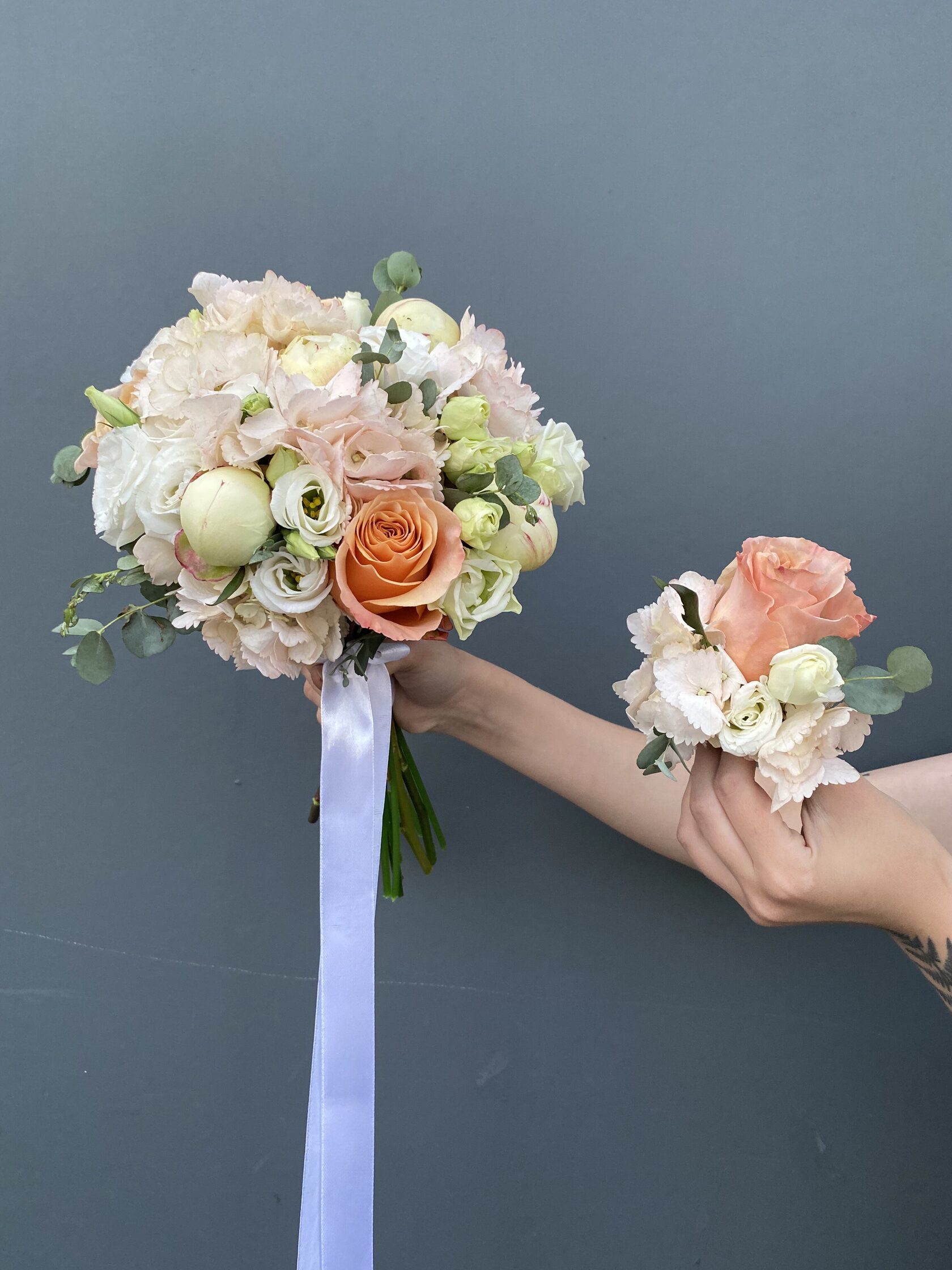 Свадебная пара букет невесты и бутоньерка жениха с закрытыми пионами, гортензией, розами, эустомой и веточками эвкалипта №18