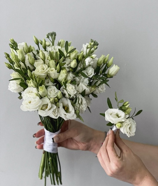 Свадебная пара из белой эустомы: букет невесты и бутоньерка жениха №46
