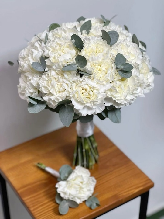 Свадебная пара из белых диантусов и эвкалипта №54