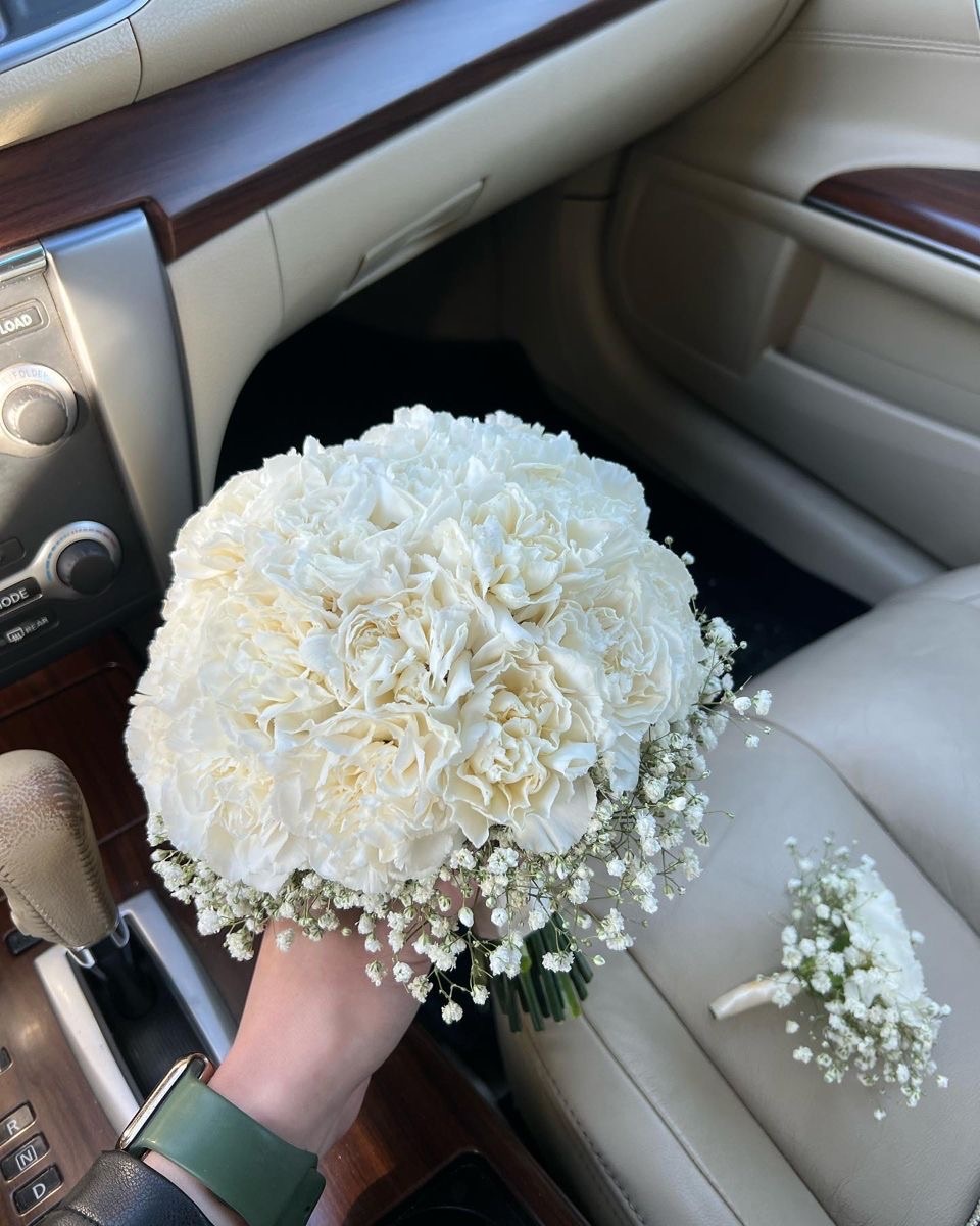 Свадебная пара с белыми диантусами и гипсофилой №41