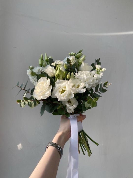 Свадебный букет из эустомы, диантусов, с добавлением зелени и эвкалипта №50