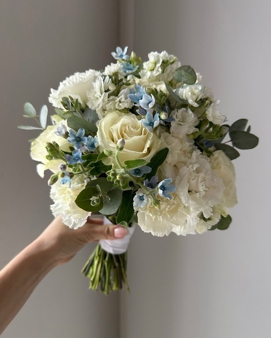 Свадебный букет из роз, диантусов, эвкалипта №56