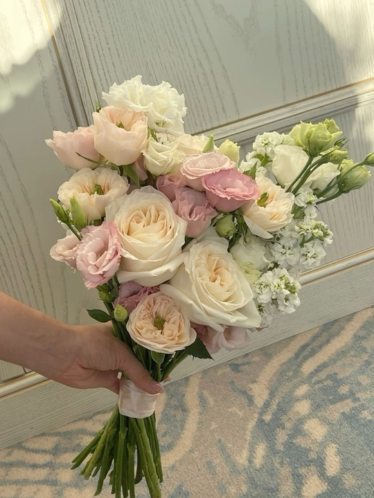 Свадебный букет из роз, маттиолы и эустомы №47