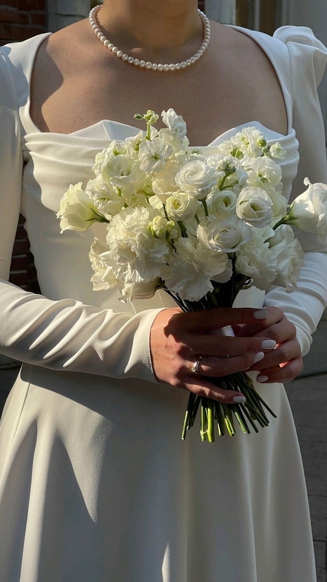 Свадебный букет невесты из белых диантусов, маттиолы, эустомы №43