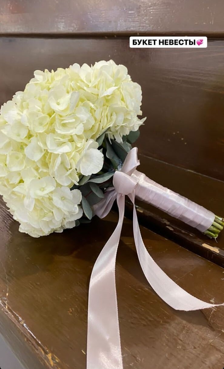 Свадебный букет невесты из воздушной гортензии с добавлением веточек эвкалипта №42