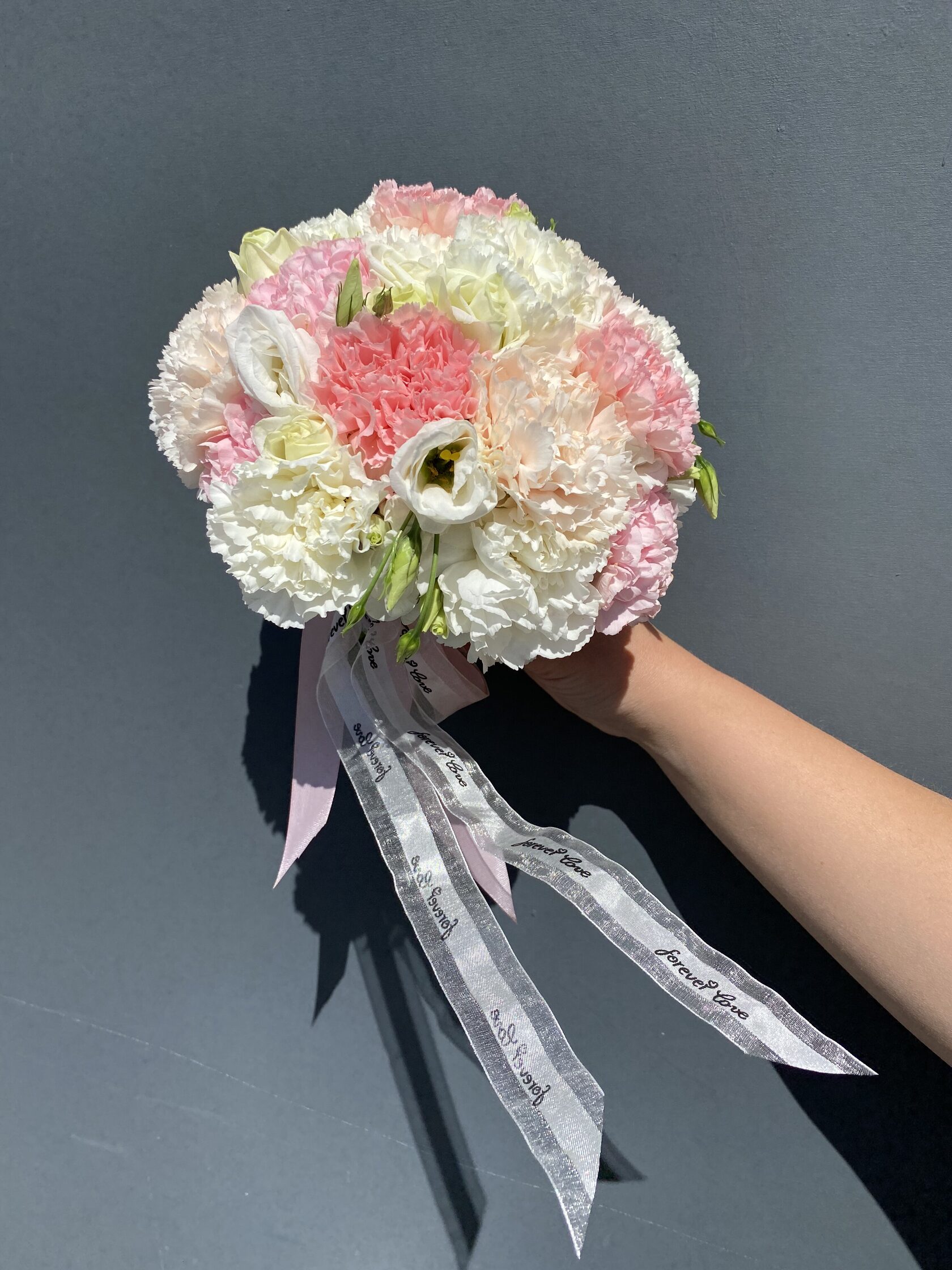 Свадебный букет невесты из воздушных диантусов, эустомы, роз №16