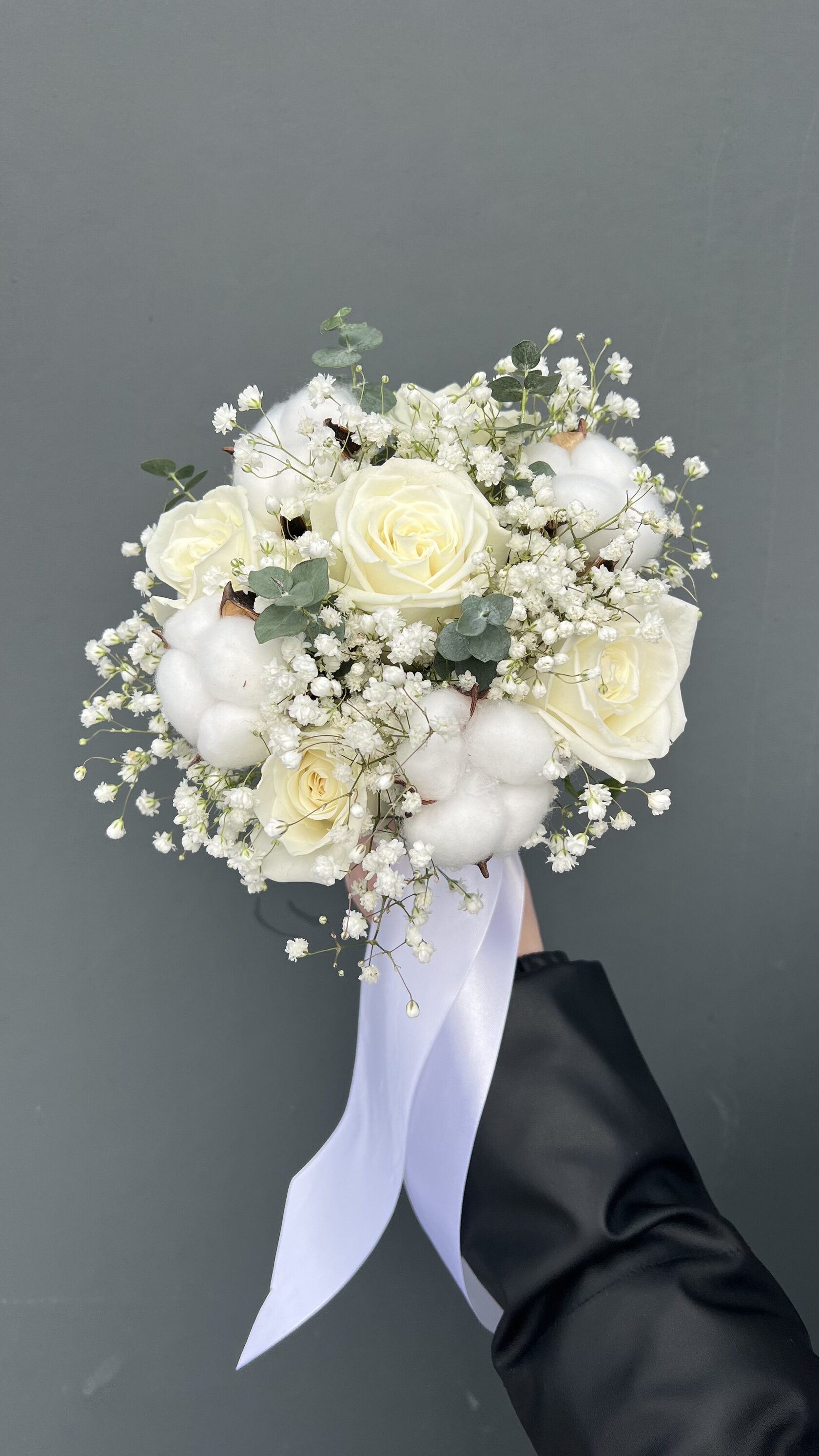 Свадебный букет невесты с белой гипсофилой, хлопком и веточками эвкалипта №34