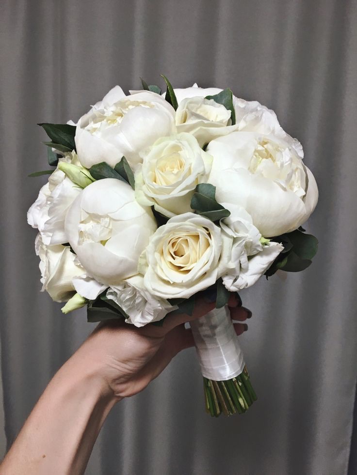 Свадебный букет невесты с белыми пионами и розами №32