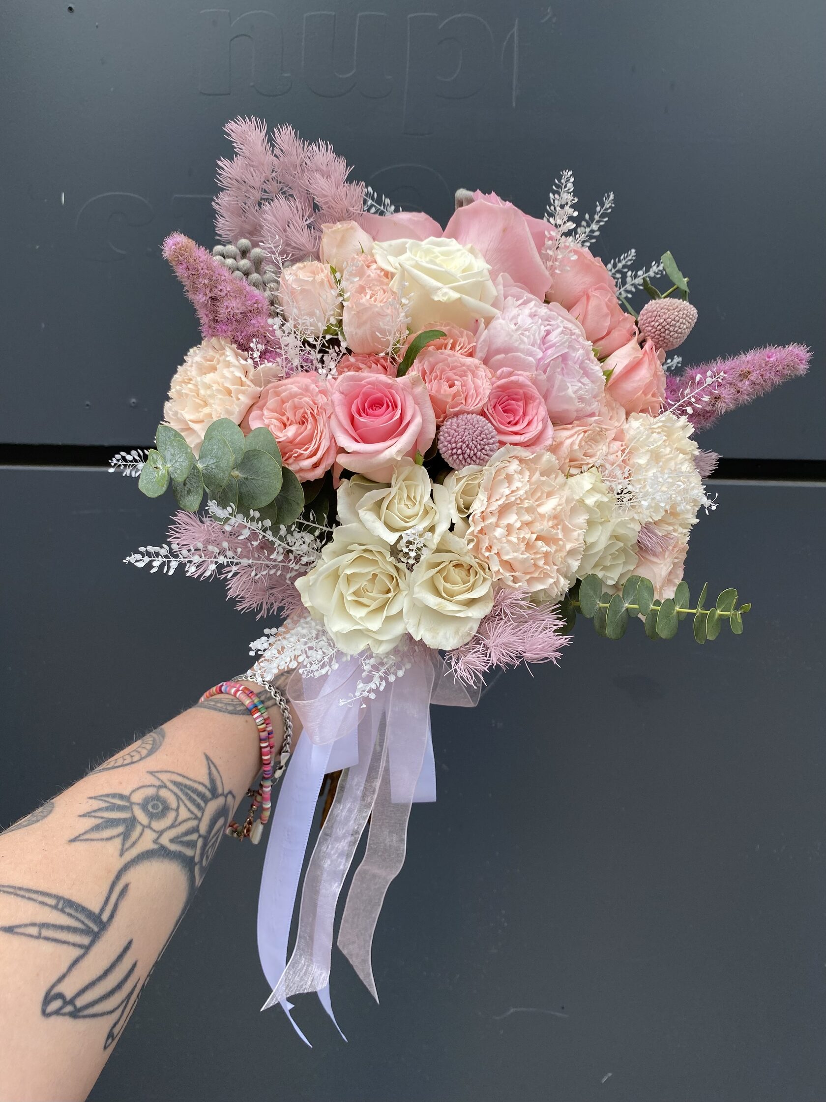 Свадебный букет невесты с диантусами, розами и пионом №8