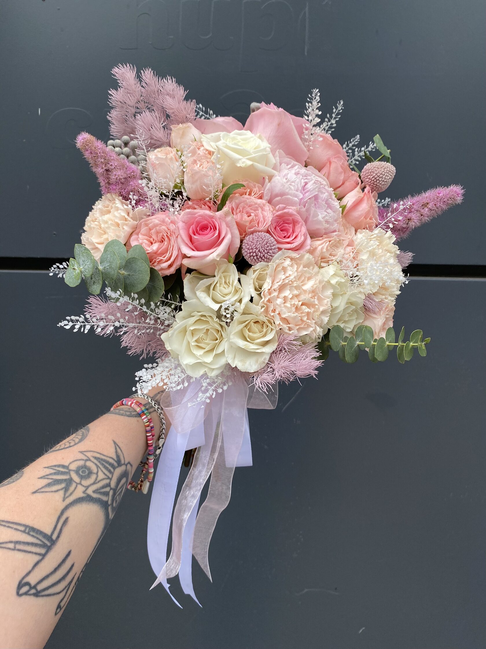 Свадебный букет невесты с диантусами, розами и пионом №8