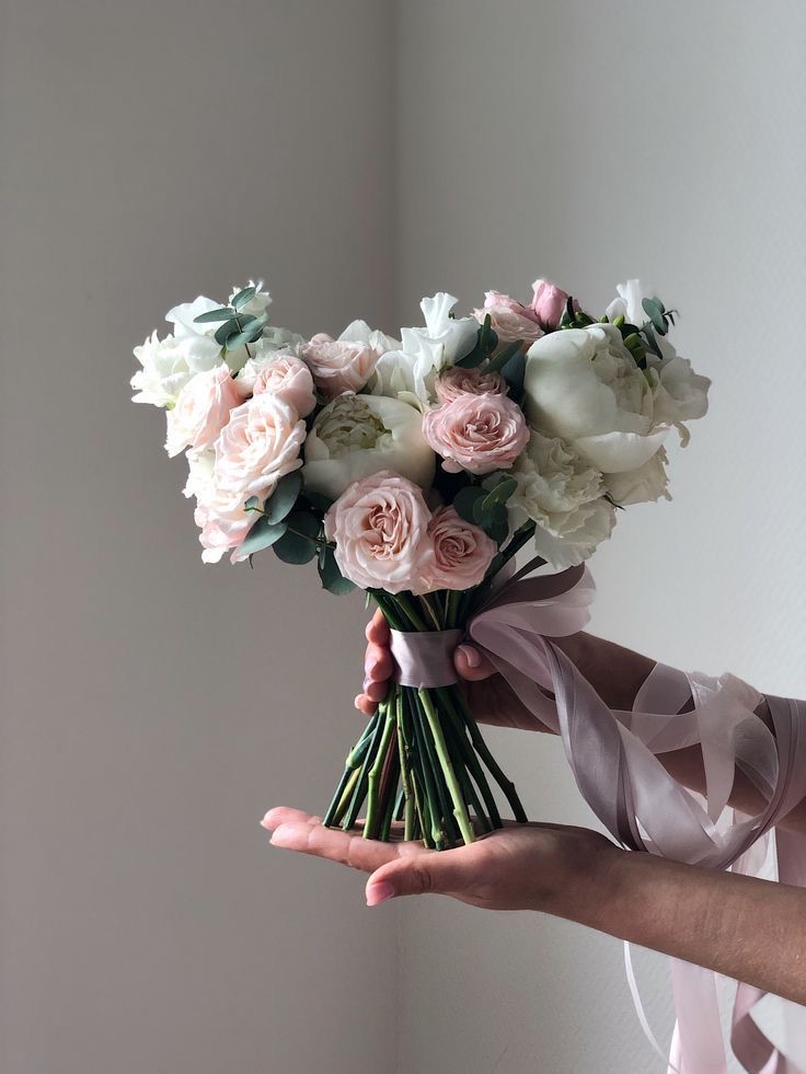 Свадебный букет невесты с пионами и кустовыми розочками №29