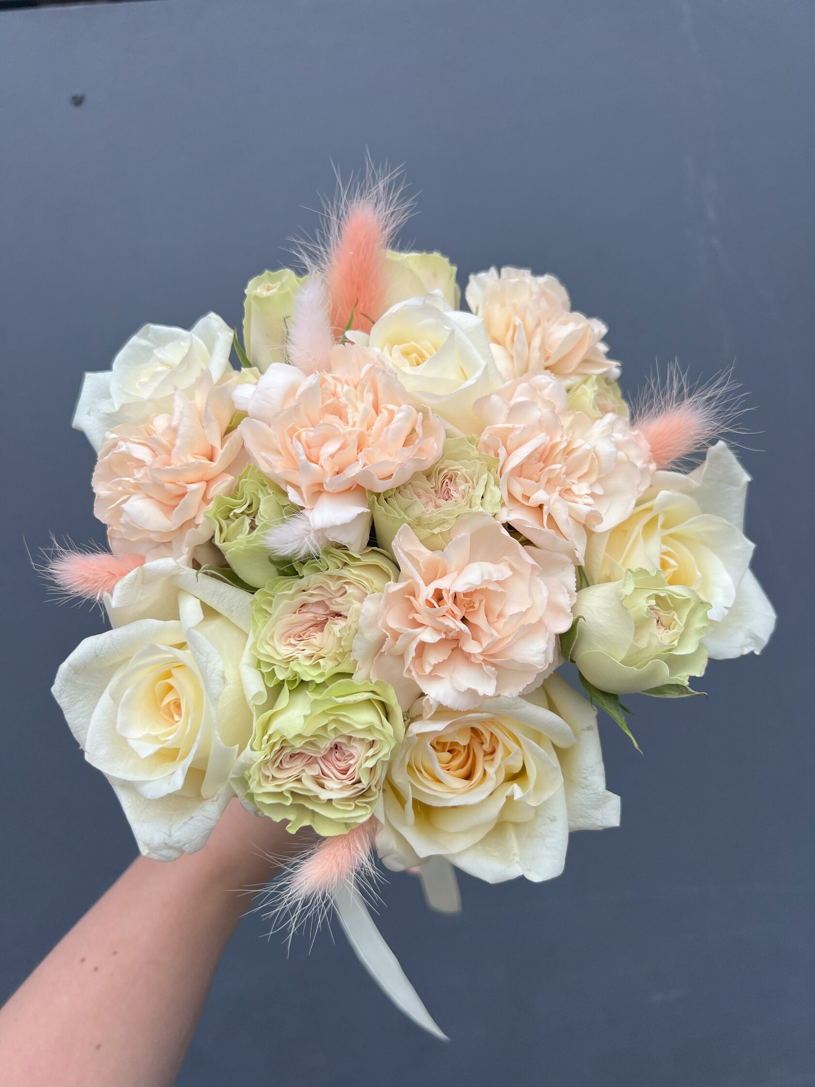 Свадебный букет невесты с розами и пышными диантусами №22