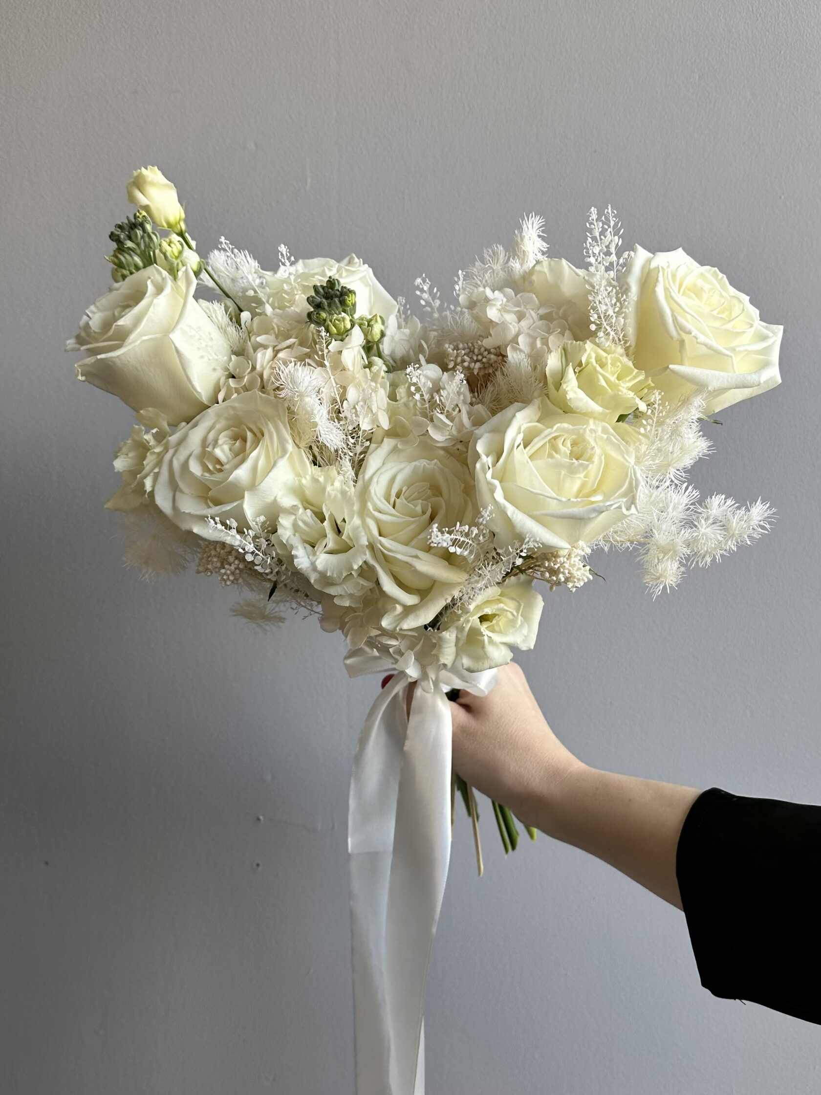 Свадебный букет невесты с розами и стабилизированной гортензией №1