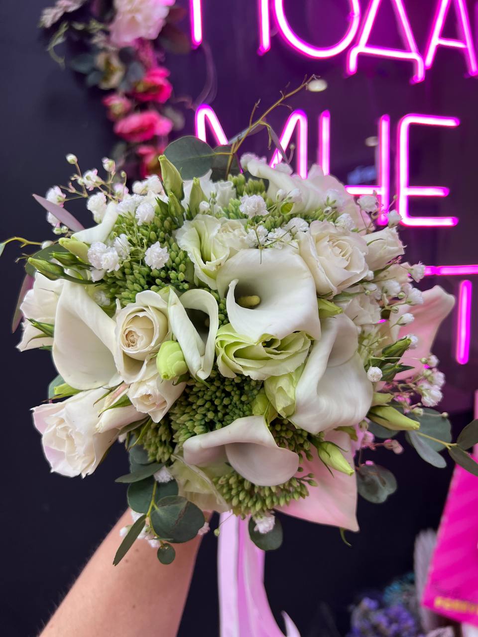 Свадебный букет невесты с розами, каллами, эустомой, гипсофилой и веточками эвкалипта №13