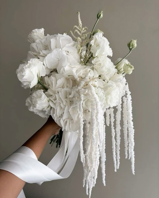Свадебный букет с гортензией, белыми диантусами и роскошным декором №52