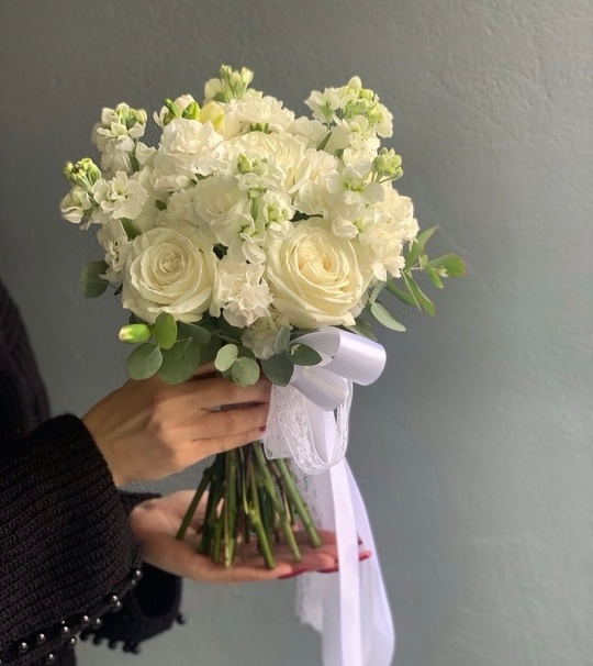 Свадебный букет с розами и маттиолой №57