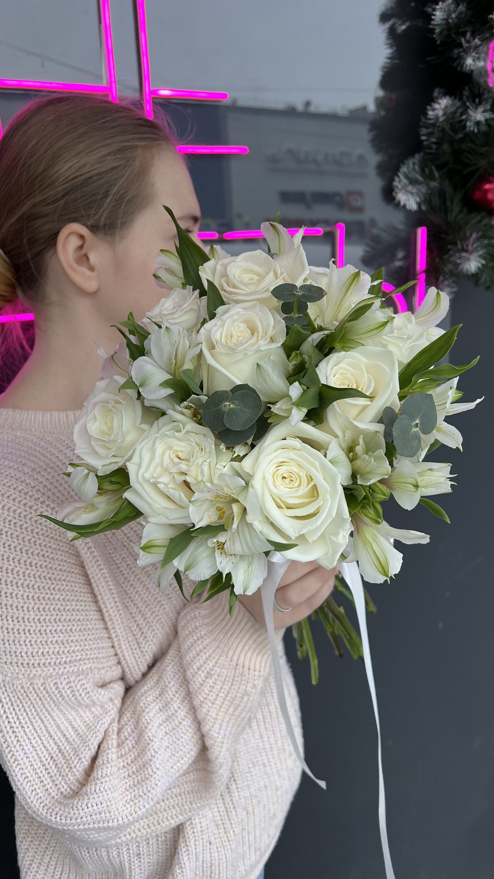 Свадебный букет невесты с белыми розами и эвкалиптом №37