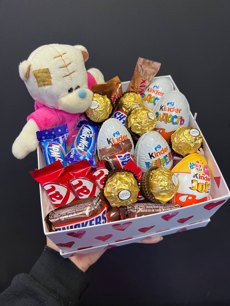 Сладкая коробка с набором из конфет, шоколадных батончиков, шоколадных яиц и медведя №50