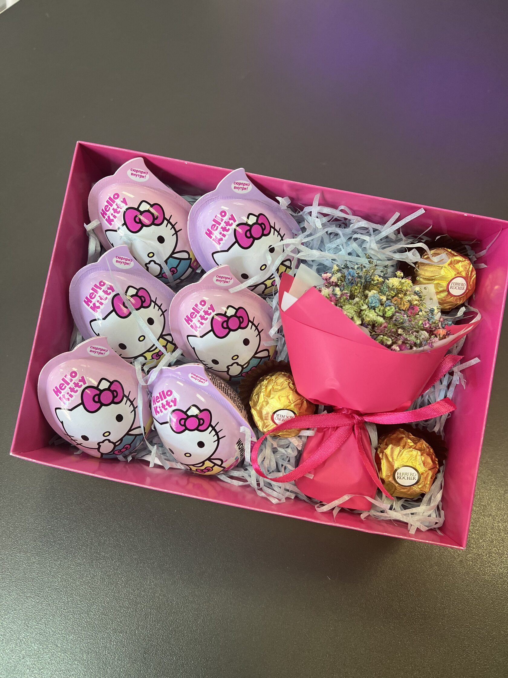 Сладкая коробка с набором из шоколадных яиц, конфет и букетика из гипсофилы №29