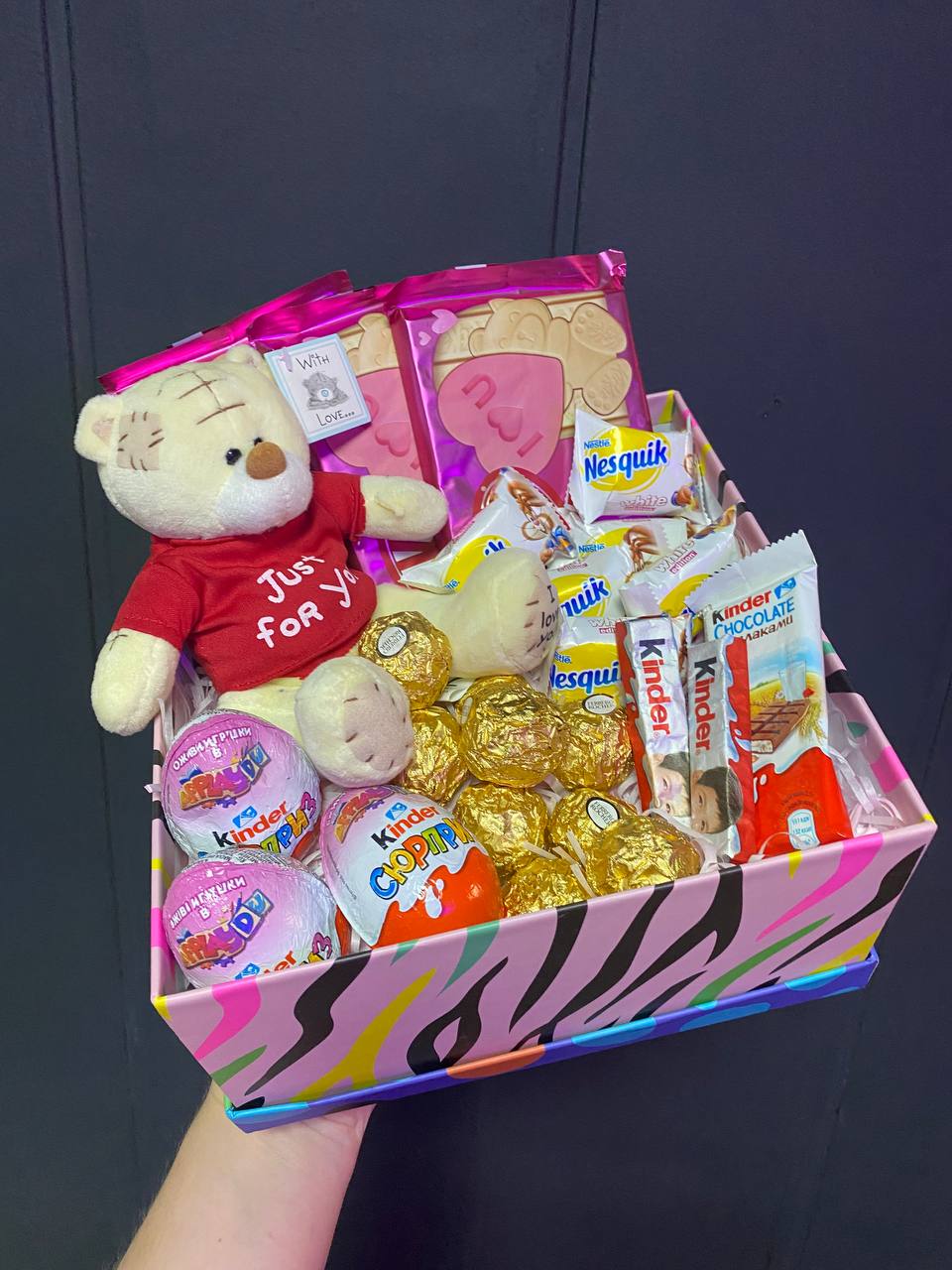 Сладкая коробка с набором из шоколадных яиц, конфет, шоколадок и медведя №35