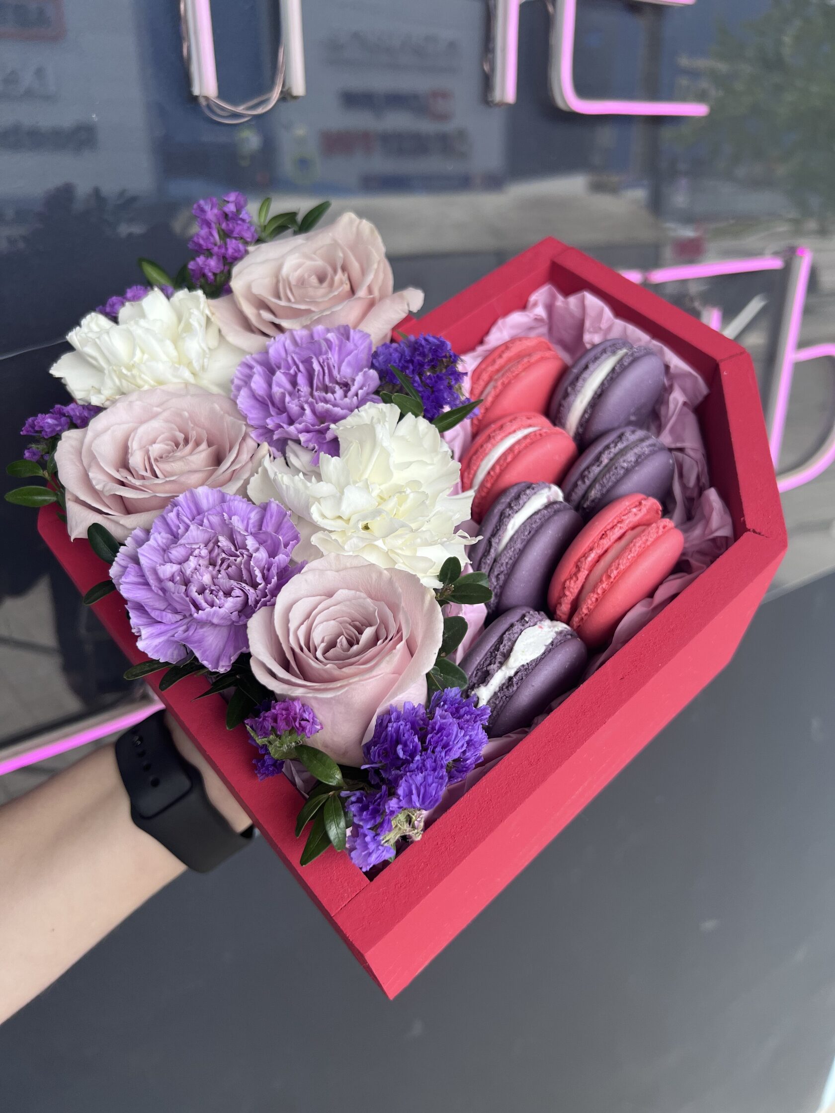 Сладкая коробка с набором печенья макарунс и цветами №24