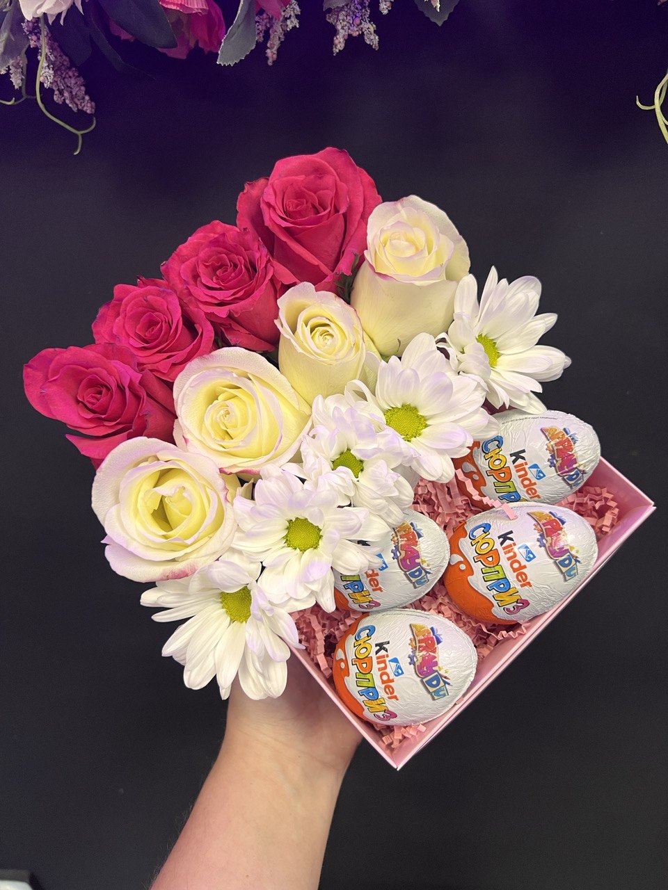 Сладкая коробка с шоколадными яйцами и цветами №25